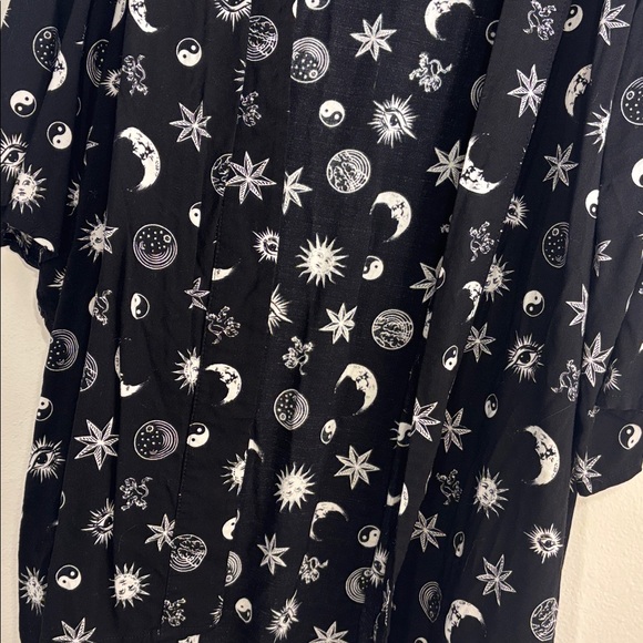 Women’s opened shoulder Hot Topic Black Kimono with Celestial Patterns sz S - Picture 7 of 7